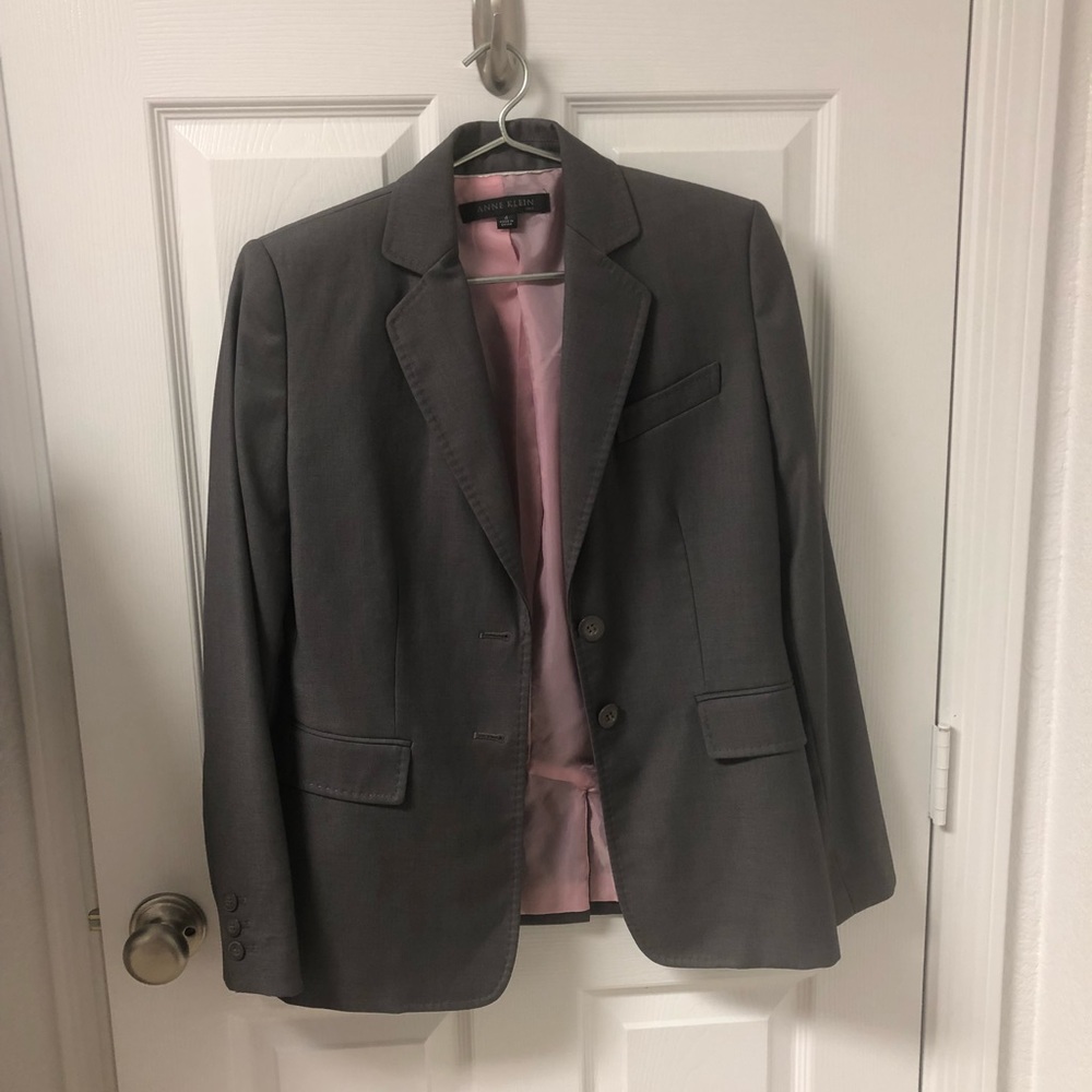 Anne Klein Grey 2 piece Suite Size 4